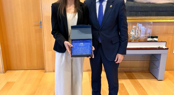 El presidente de la Diputación de Málaga recibe a la atleta Carmen Aguilar récord de España femenino de Ultra Trail