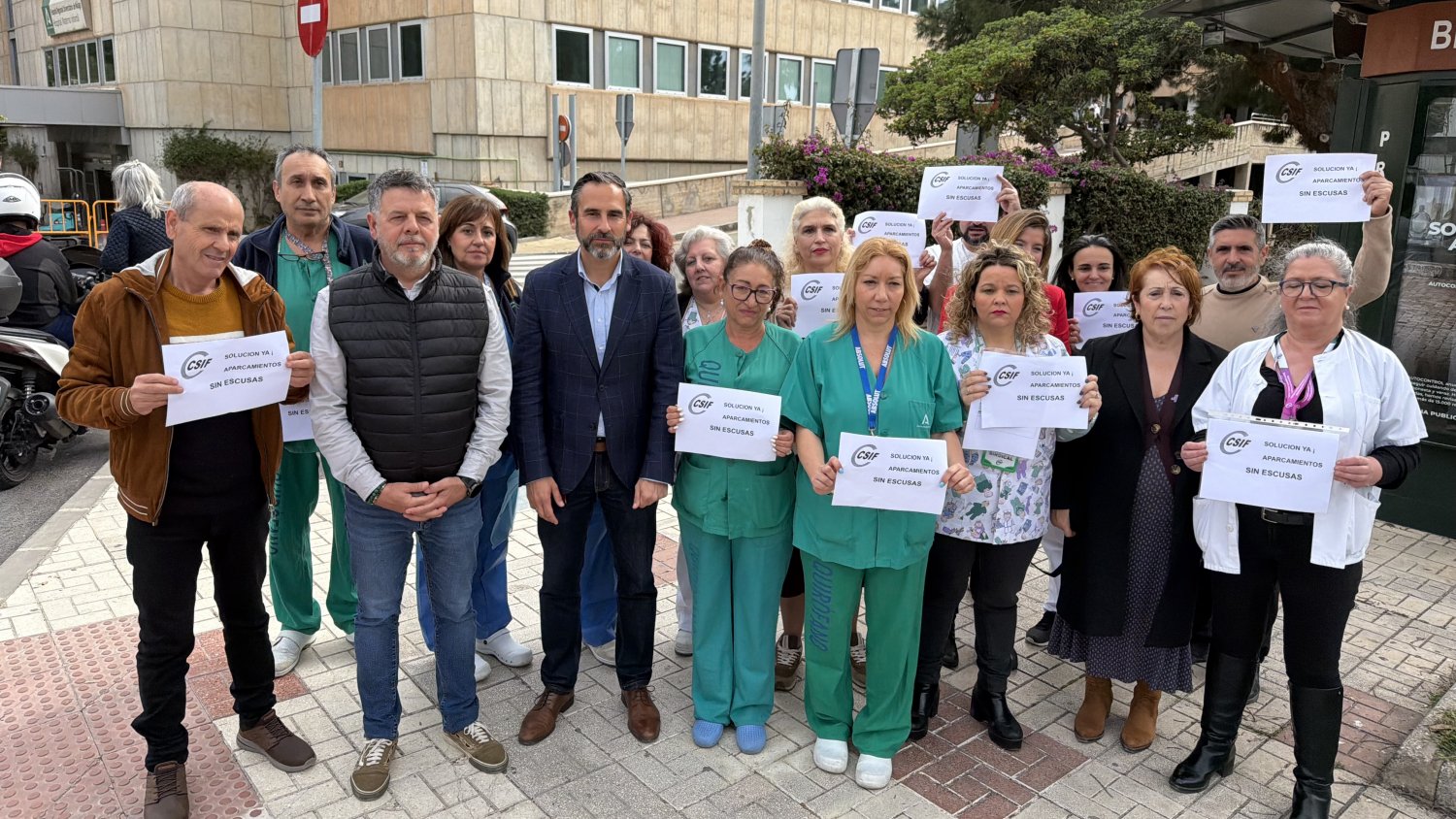 El PSOE y trabajadores de la sanidad exigen soluciones ante el caos de tráfico por las obras del nuevo hospital