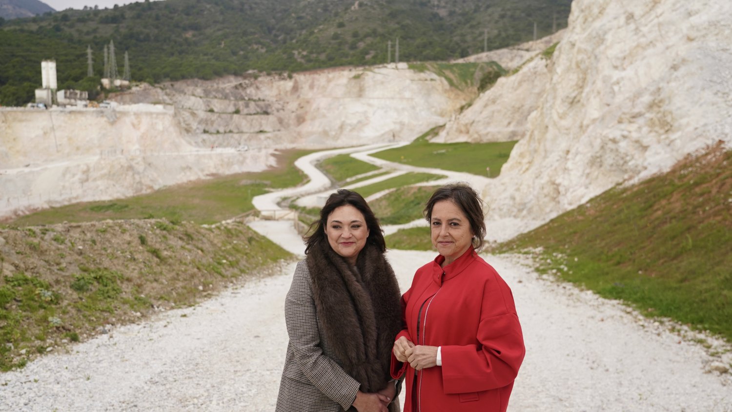 Catalina García y Margarita del Cid visitan las obras de sellado del vertedero de Torremolinos