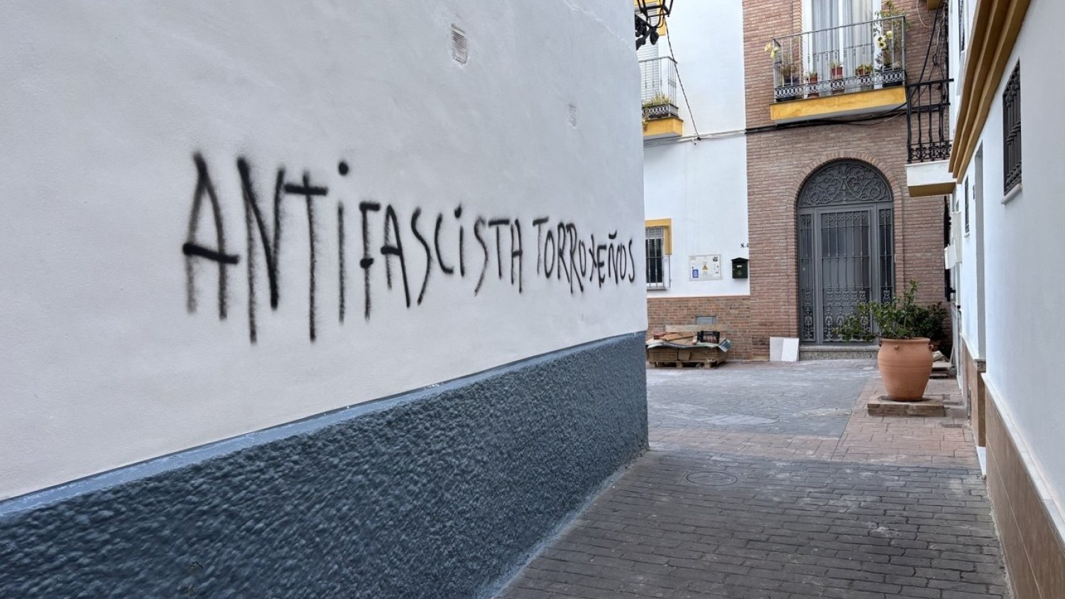 El alcalde de Torrox condena de forma rotunda la aparición de pintadas vandálicas en el casco histórico del municipio