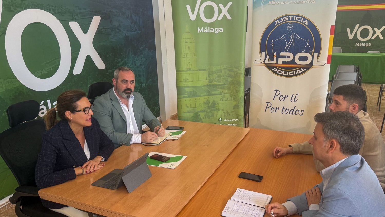 Representantes de Jupol denuncian ante VOX la carencia de medios y de personal de la Policía Nacional en Málaga