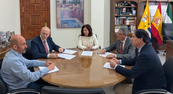 Rincón de la Victoria y el Colegio de Veterinarios de Málaga firman un convenio para el control de colonias felinas