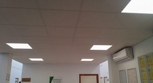 Reparado y sustituido el falso techo de la sala de espera del centro de salud de San Miguel de Torremolinos
