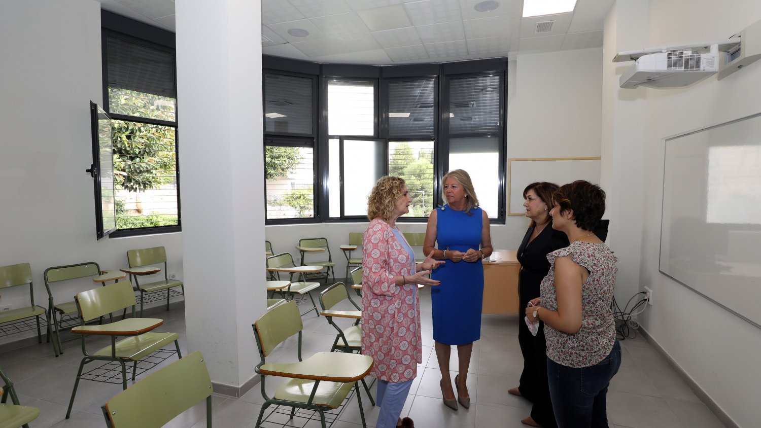 Ángeles Muñoz agradece a Nuria Cabrera la labor desarrollada en la Escuela Oficial de Idiomas de Marbella