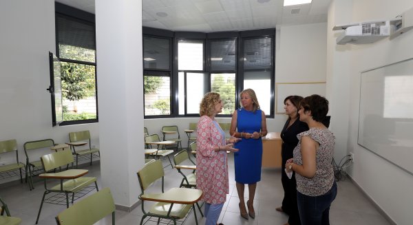 Ángeles Muñoz agradece a Nuria Cabrera la labor desarrollada en la Escuela Oficial de Idiomas de Marbella