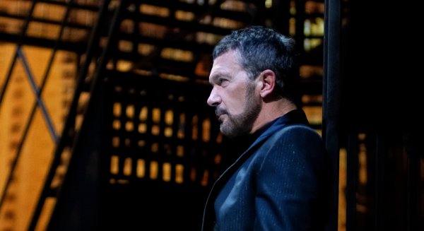 Antonio Banderas participa un año más en la procesión de la Virgen de Lágrimas y Favores de las Cofradías Fusionadas en Málaga