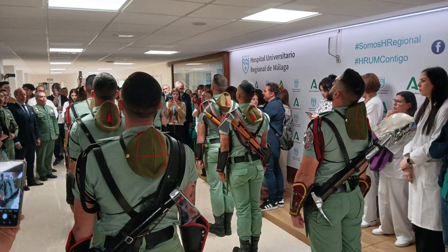 El Hospital Materno Infantil recibe la visita de la Congregación de Mena y La Legión en su tradicional visita a los menores ingresados