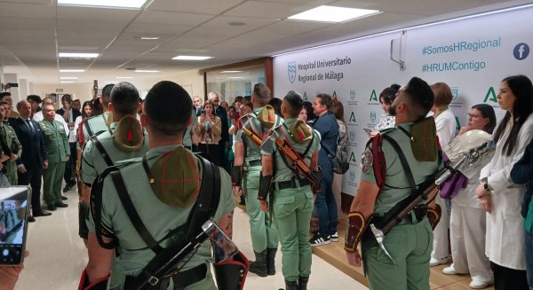 El Hospital Materno Infantil recibe a la Brigada Paracaidista y a las Cofradías Fusionadas en su tradicional visita a los menores ingresados