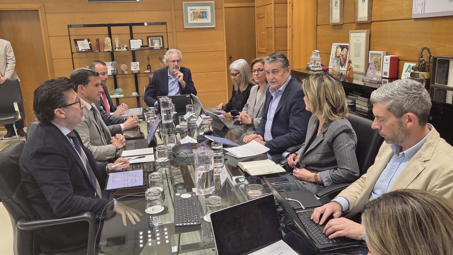 La Junta y el Consejo Andaluz de Enfermería acuerdan adelantar la contratación de verano y potenciar las especialidades