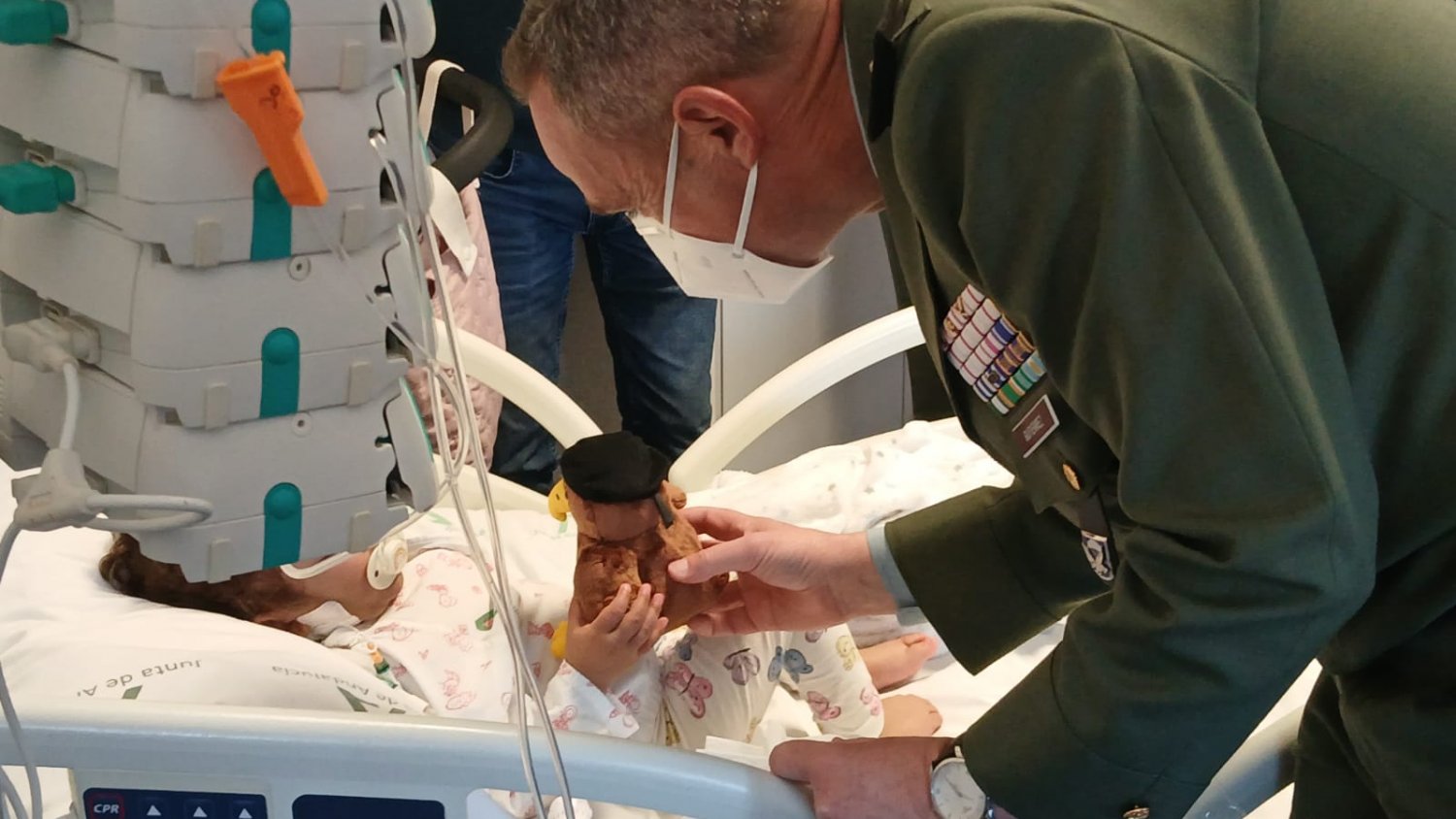 La Brigada Paracaidista y las Cofradías Fusionadas visitan a los niños ingresados en el Materno Infantil de Málaga