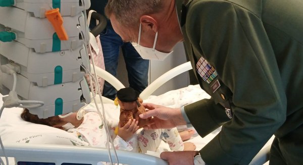 La Brigada Paracaidista y las Cofradías Fusionadas visitan a los niños ingresados en el Materno Infantil de Málaga