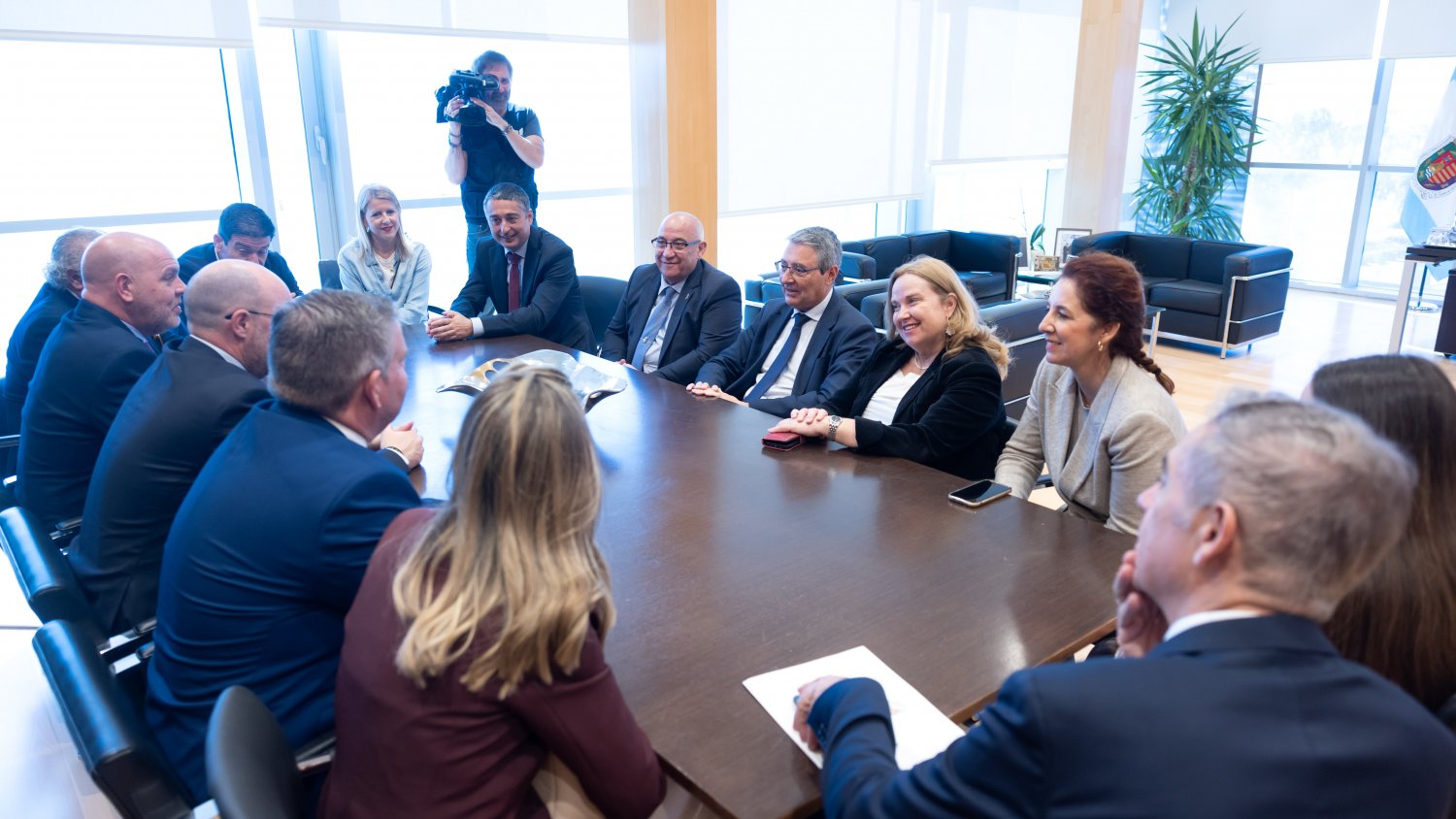 Francisco Salado recibe a las autoridades de Burgos y a la Archicofradía de la Sangre 