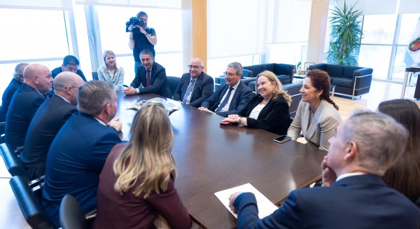 Francisco Salado recibe a las autoridades de Burgos y a la Archicofradía de la Sangre 