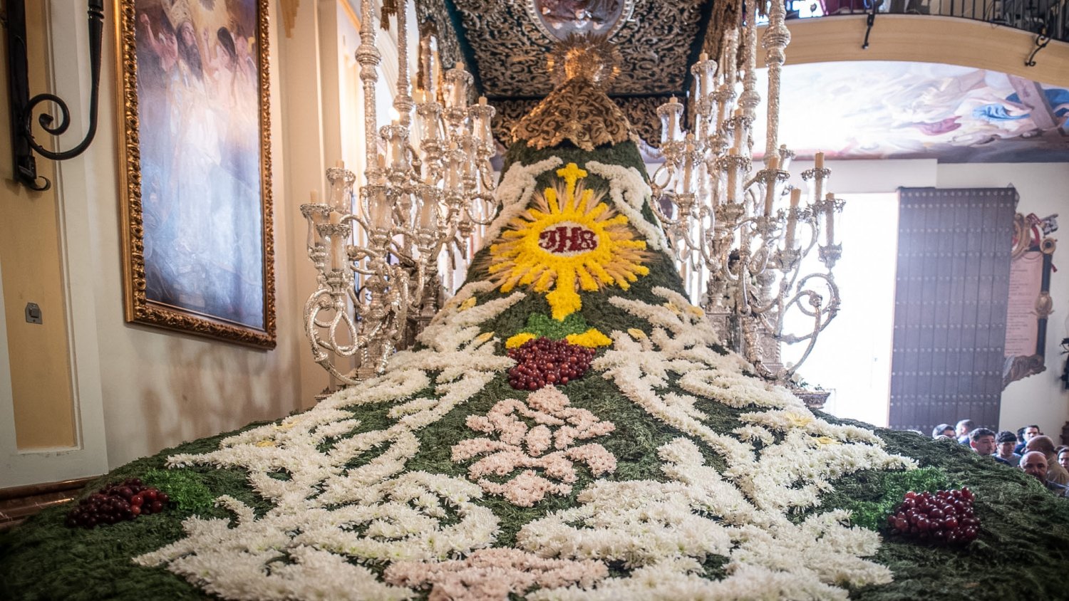 La Virgen de las Penas volverá a lucir un año más un manto elaborado con flores naturales por el Servicio de Parques y Jardines del Ayuntamiento