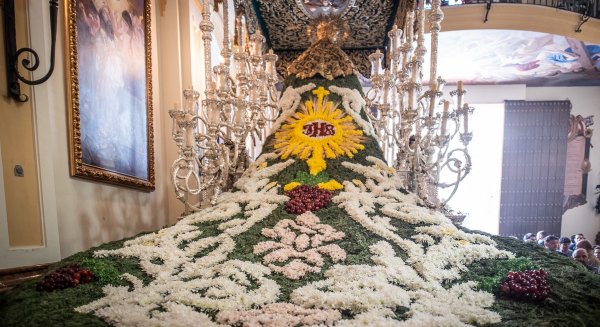 La Virgen de las Penas volverá a lucir un año más un manto elaborado con flores naturales por el Servicio de Parques y Jardines del Ayuntamiento