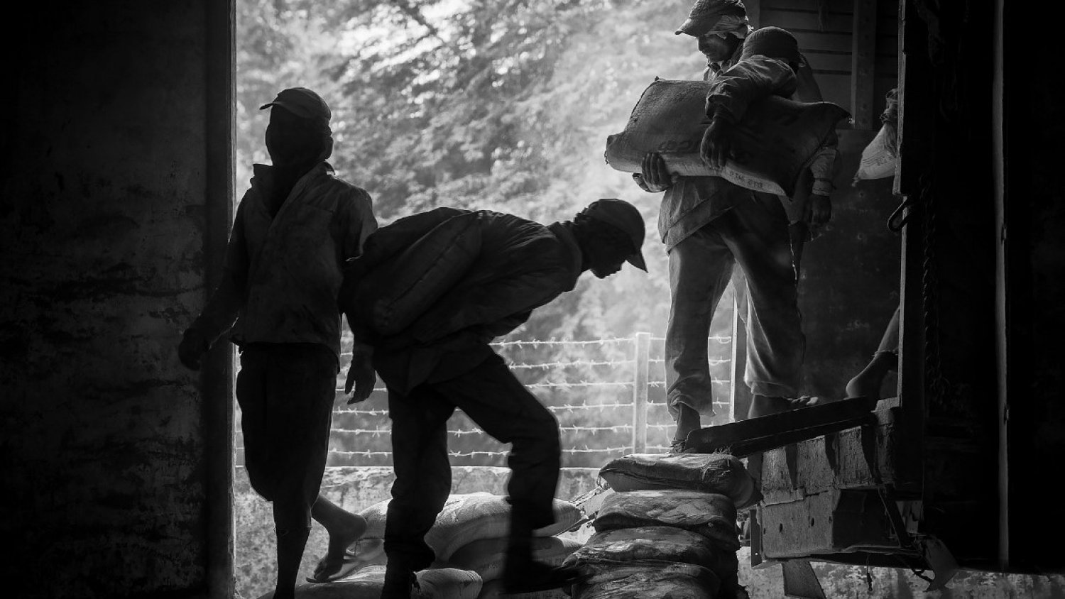 El Hospital de Antequera acerca la realidad social de la India con la exposición fotográfica 'El tren del cemento'