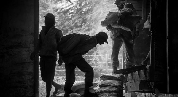 El Hospital de Antequera acerca la realidad social de la India con la exposición fotográfica 'El tren del cemento'