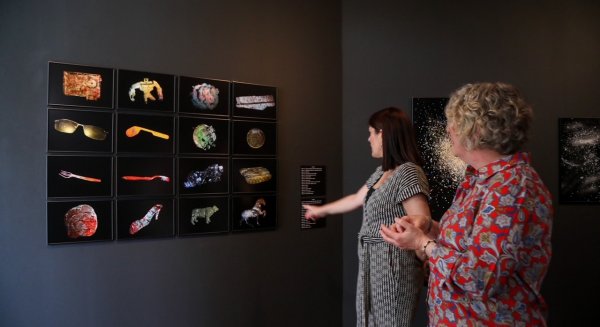 La fotógrafa Mandy Barker trae al MUPAM un discurso sobre la contaminación de los residuos plásticos en el mar