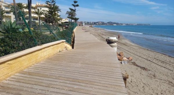 Mijas ejecutará obras de emergencia para restituir un tramo de la Senda Litoral dañado por los temporales de marzo