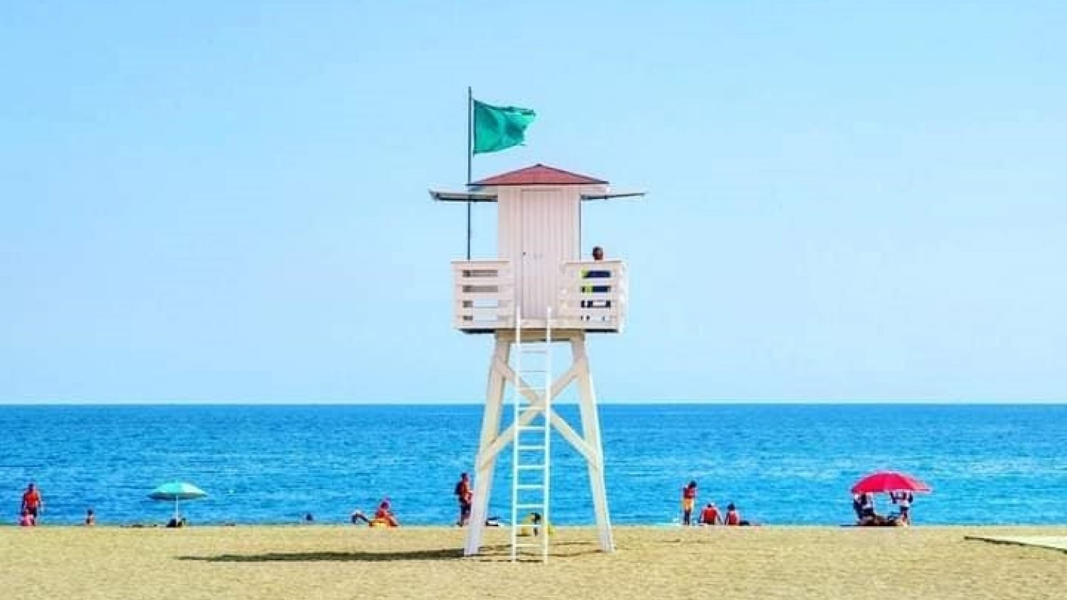 Rincón de la Victoria abre la temporada de verano con la apertura de todos los servicios de playas