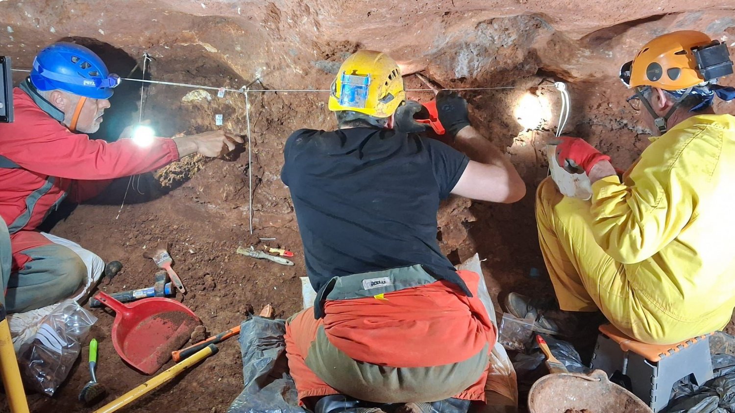 Rincón de la Victoria abre el plazo de inscripción para un taller de arqueología prehistórica en la Cueva del Tesoro