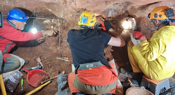 Rincón de la Victoria abre el plazo de inscripción para un taller de arqueología prehistórica en la Cueva del Tesoro
