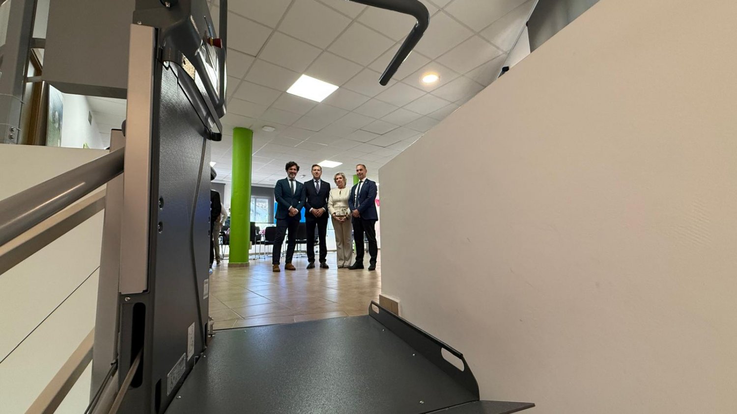 La sede de la ACC de Benalmádena mejora su accesibilidad gracias a la instalación de una plataforma salvaescaleras