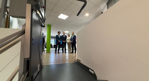 La sede de la ACC de Benalmádena mejora su accesibilidad gracias a la instalación de una plataforma salvaescaleras