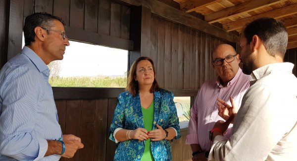 La viceconsejera de Desarrollo Sostenible realiza una visita técnica al humedal de la desembocadura del río Vélez