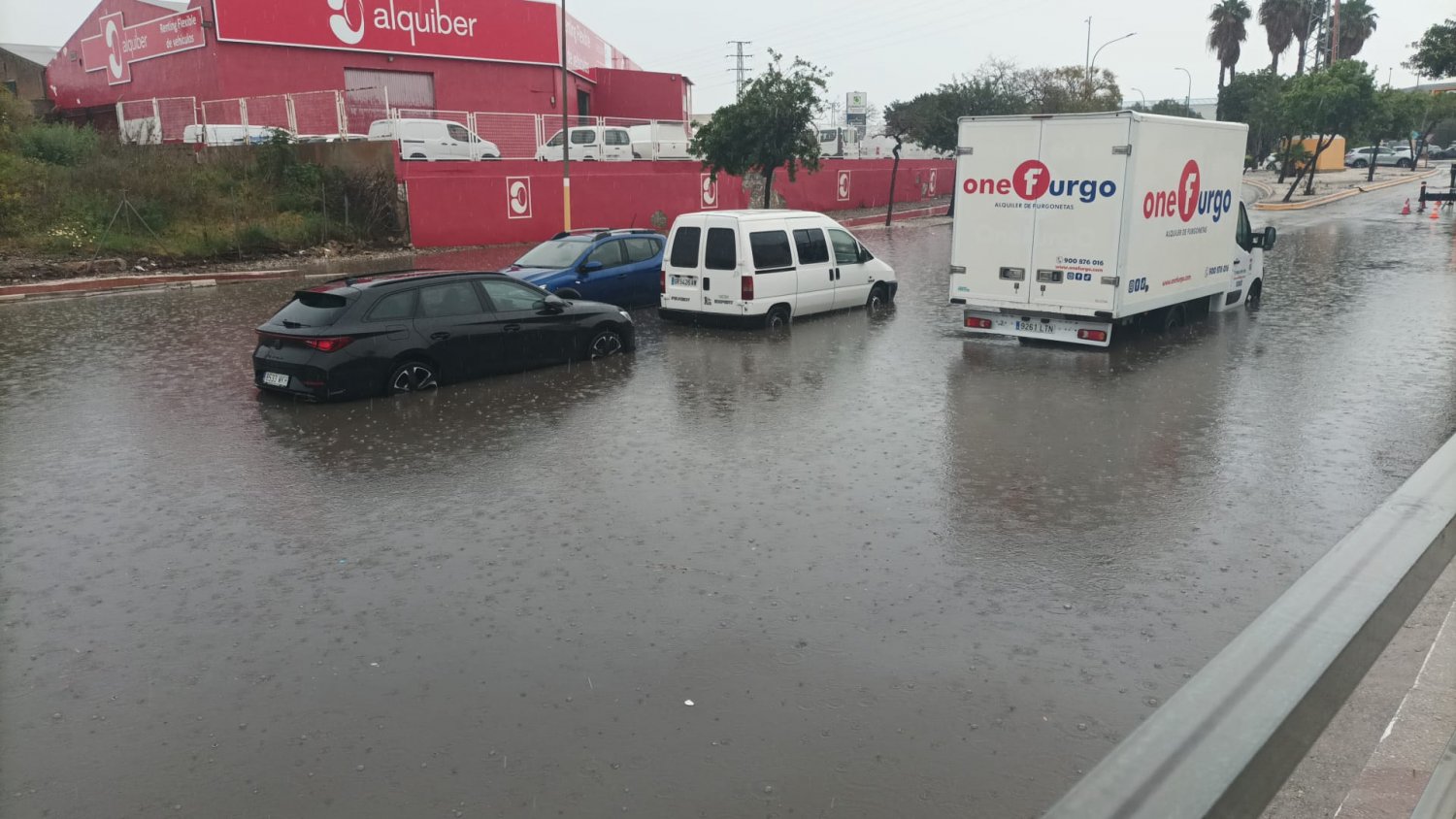 Una nueva inundación en la calle César Vallejo bloquea el acceso a la estación de Cercanías del Guadalhorce