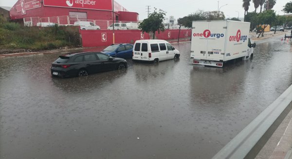 Una nueva inundación en la calle César Vallejo bloquea el acceso a la estación de Cercanías del Guadalhorce