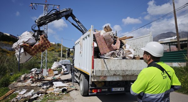 Estepona ofrece un servicio gratuito de recogida de muebles y enseres para evitar la creación de vertederos ilegales