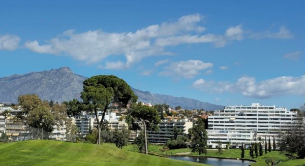 La Cátedra Real Estate Alfil analiza en Málaga el futuro del sector con el golf y la construcción industrializada