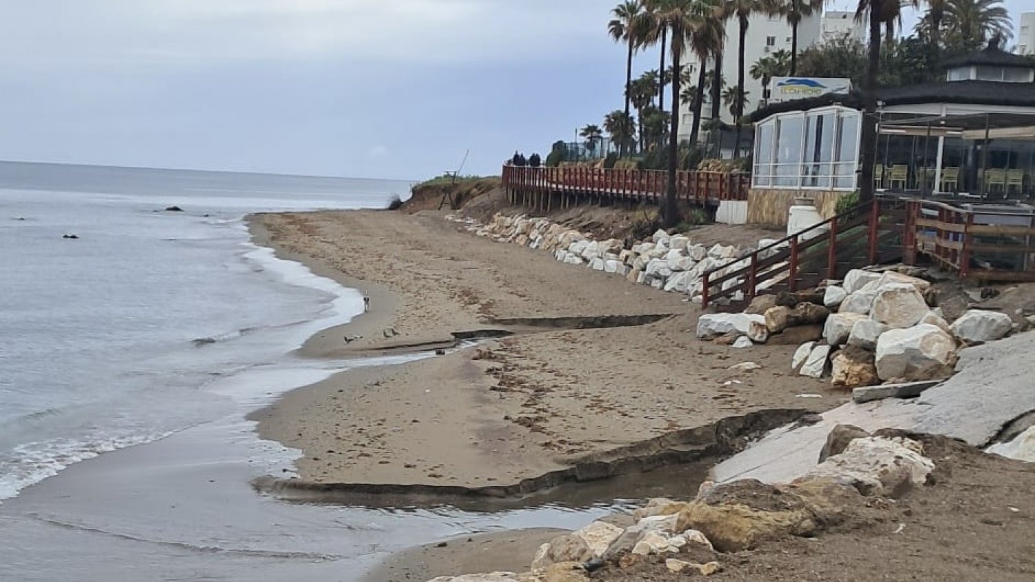  El PSOE de Mijas denuncia el 'despilfarro' de 247.000 euros en arena de playa perdida por los temporales de marzo