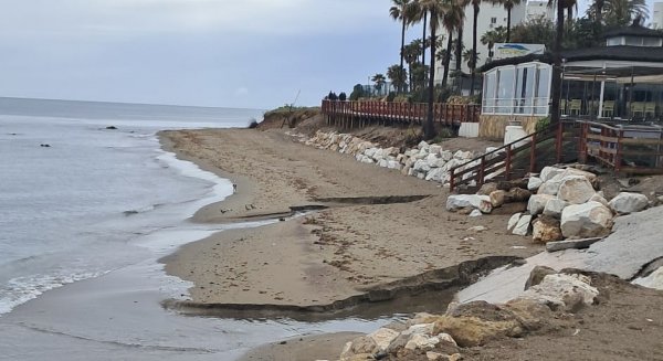  El PSOE de Mijas denuncia el 'despilfarro' de 247.000 euros en arena de playa perdida por los temporales de marzo