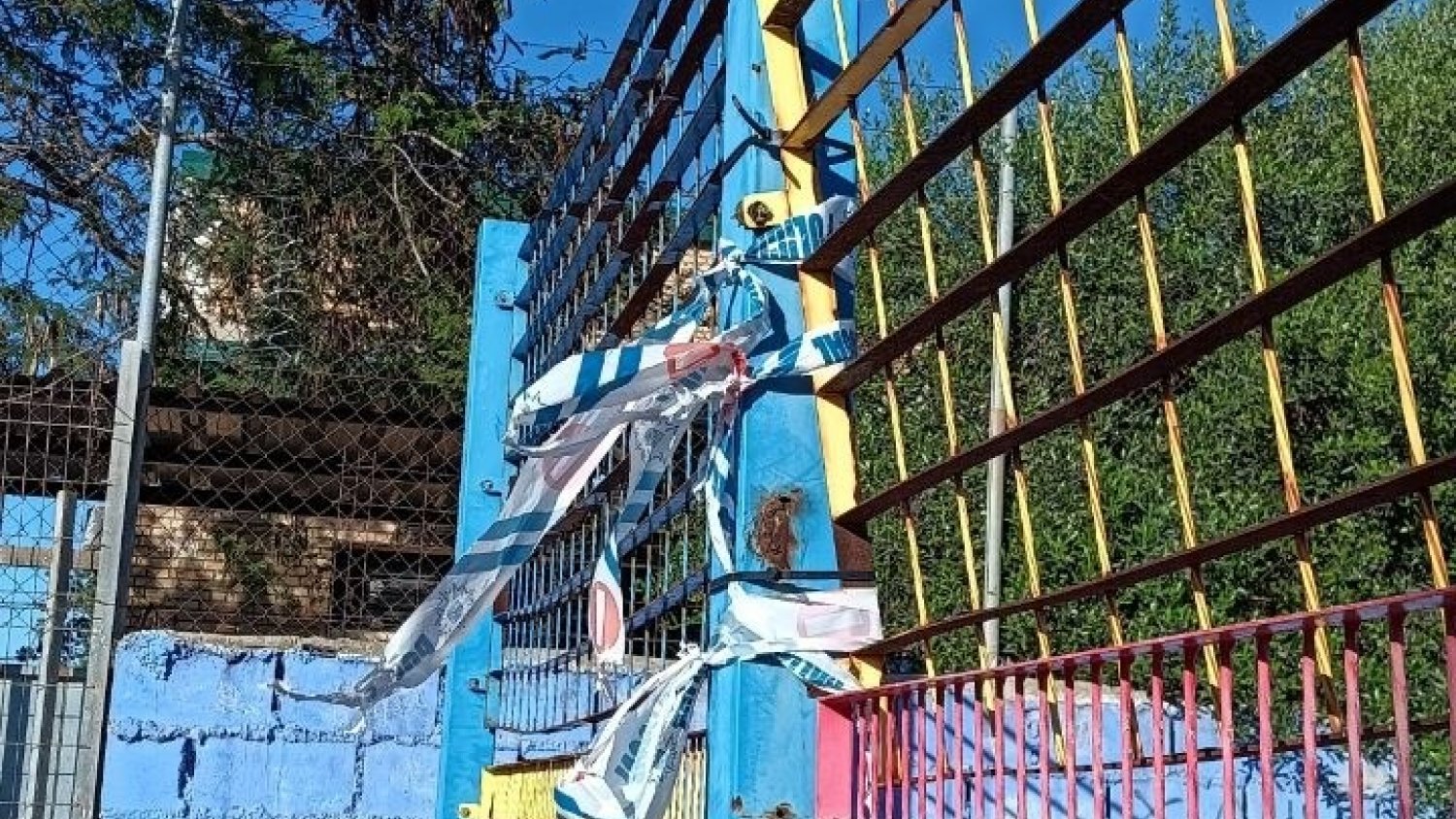 Con Málaga reclama una actuación urgente en las pistas deportivas del CEIP José Calderón ante su grave deterioro