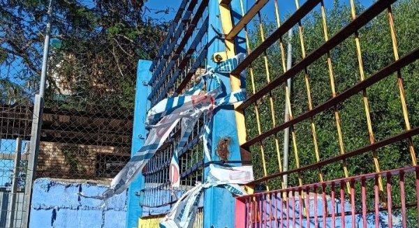 Con Málaga reclama una actuación urgente en las pistas deportivas del CEIP José Calderón ante su grave deterioro