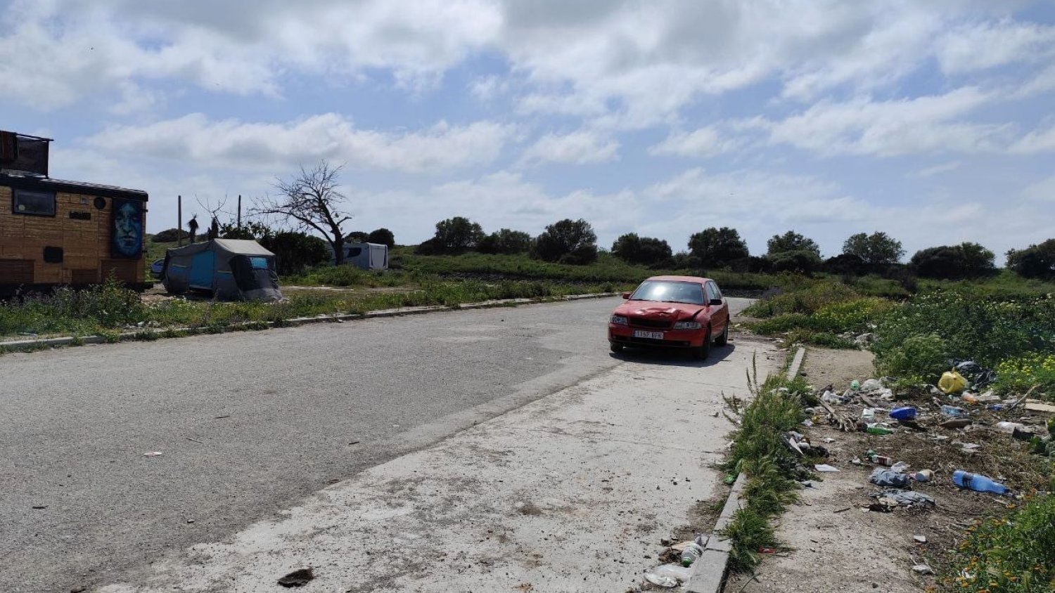 Con Málaga exige una actuación urgente para reforzar la limpieza en el litoral de Sacaba ante las quejas vecinales 