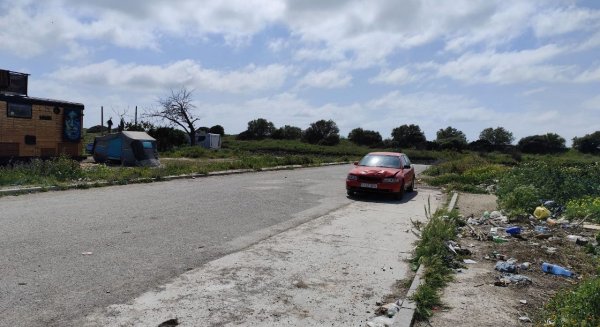 Con Málaga exige una actuación urgente para reforzar la limpieza en el litoral de Sacaba ante las quejas vecinales 