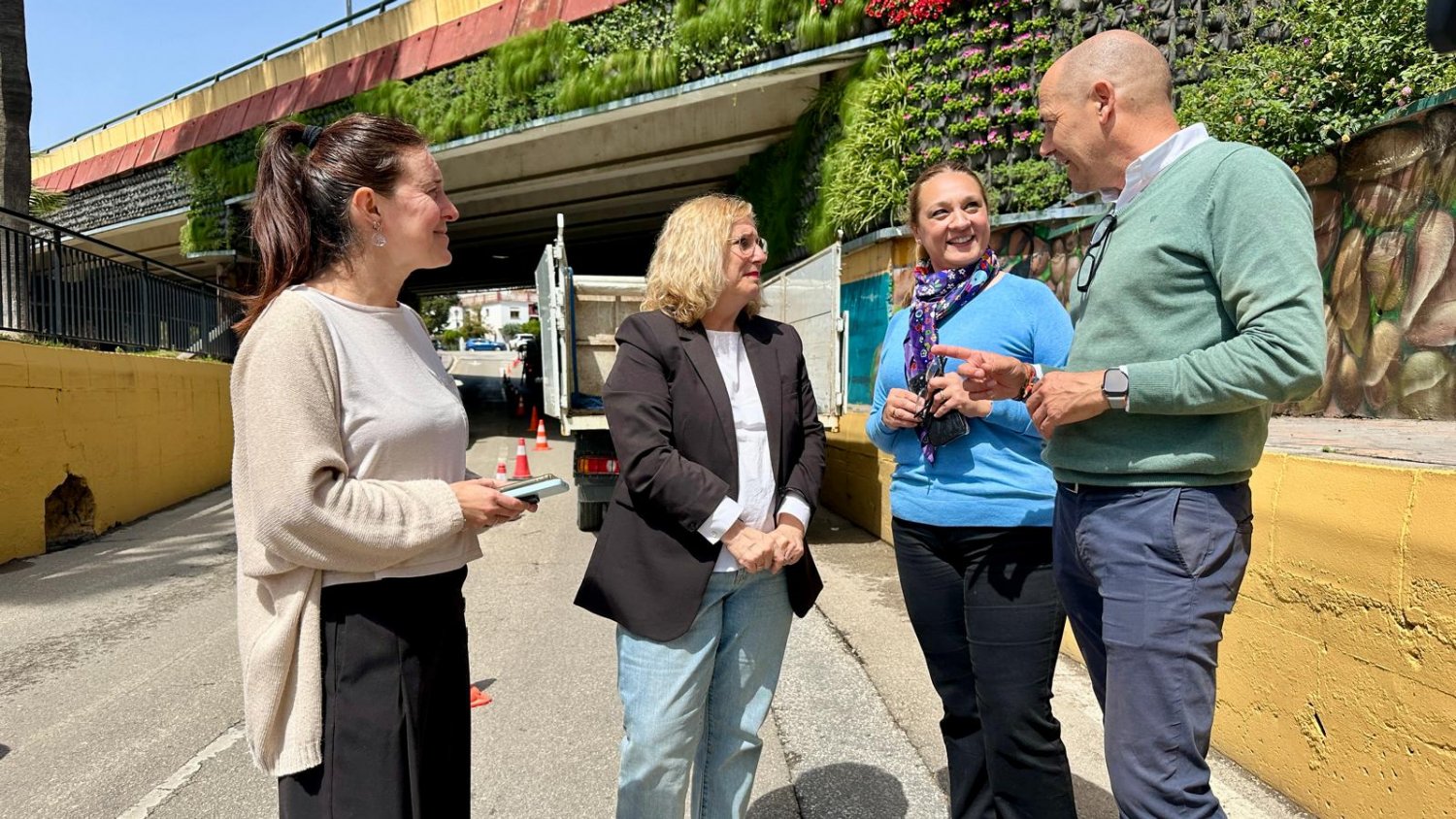 Fuengirola renueva el jardín vertical de la avenida de Finlandia con la plantación de 9.100 ejemplares