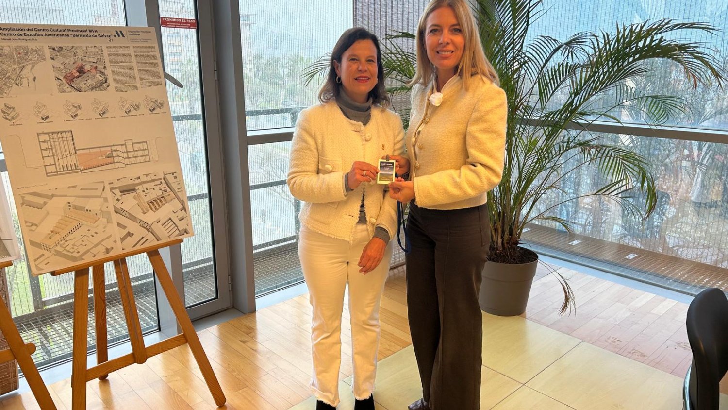 La Diputación de Málaga entrega el avance del plan urbanístico de Cartajima para definir el futuro desarrollo del municipio