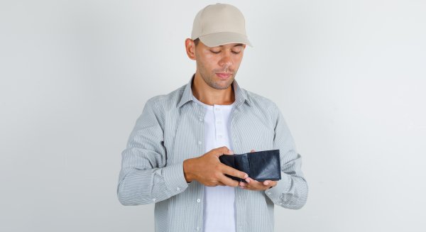 Dos estudiantes entregan a la Policía Local de Málaga una cartera perdida con más de 1.300 euros