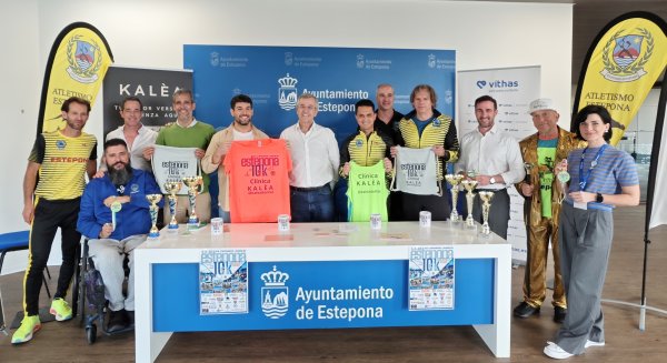Estepona presenta la camiseta oficial de su XIII Carrera Urbana y anuncia el primer maratón de la ciudad