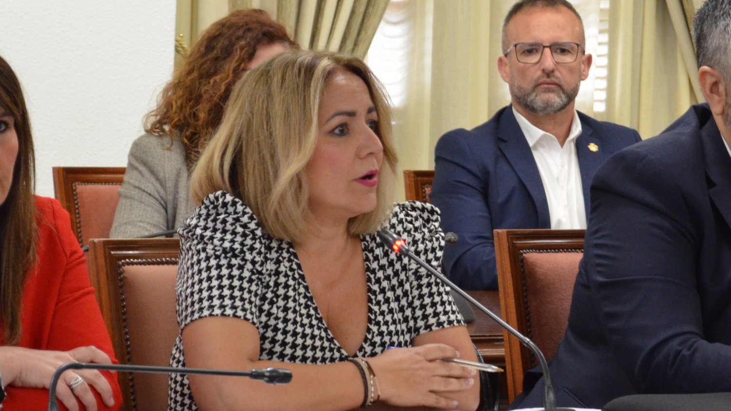 El PSOE denuncia el colapso de los accesos a Mijas Pueblo por la instalación de toldos sin señalizar