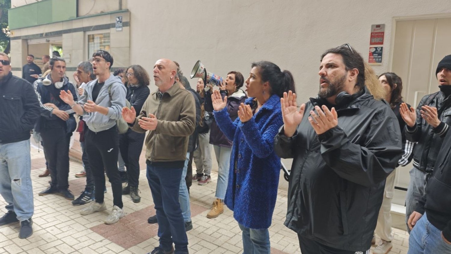 Ernesto Alba denuncia la falta de alternativas habitacionales tras el desahucio de una mujer con un hijo dependiente en Málaga