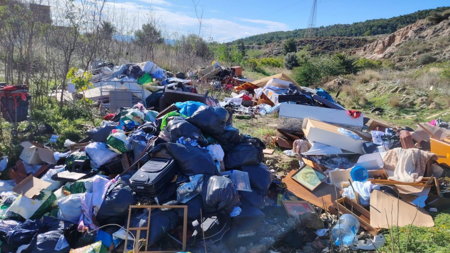 Torremolinos identifica a los responsables del vertido incontrolado de residuos en el arroyo Cuenca de la Higuera