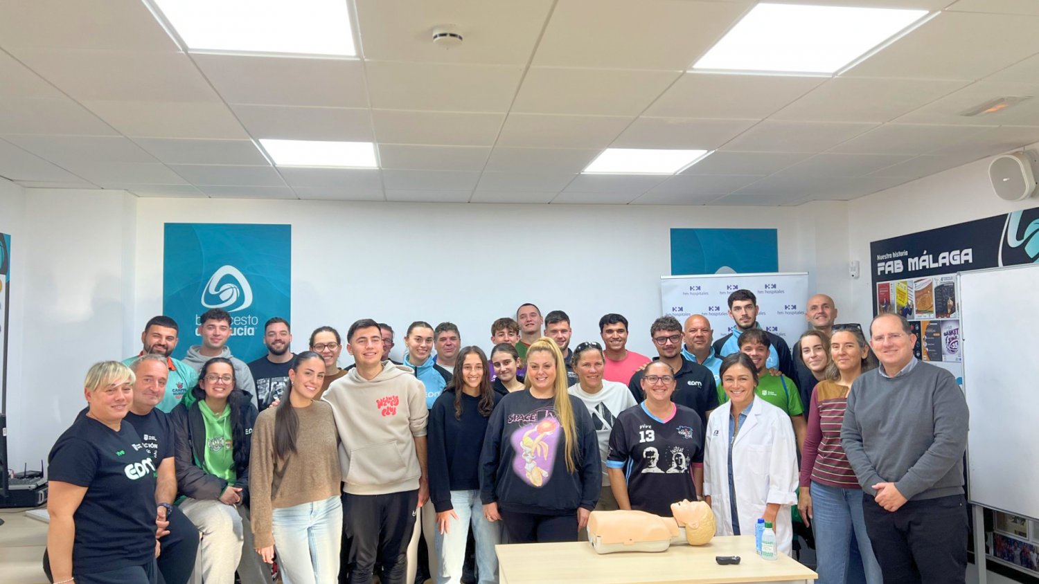 HM Hospitales forma en RCP a la Federación Andaluza de Baloncesto para mejorar la respuesta ante emergencias