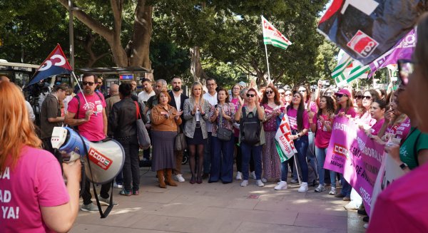 El PSOE respalda la concentración de las PTIS contra la 'precaria situación laboral' en los colegios de Málaga