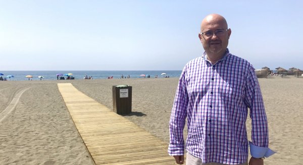 Playas instala más de cinco kilómetros de pasarelas en diferentes zonas del litoral de Vélez-Málaga