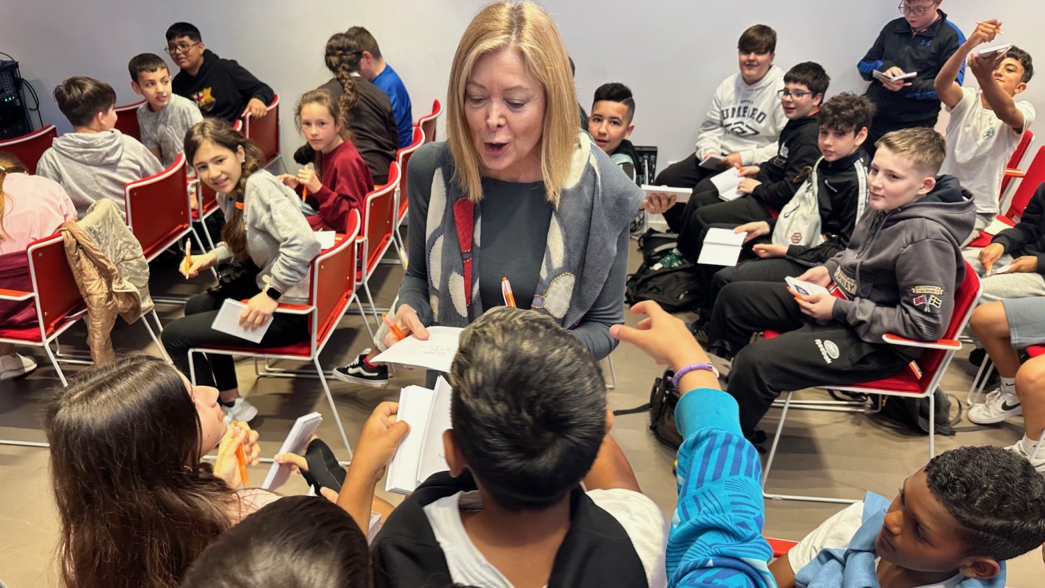 Pepa Fernández inaugura la octava edición de Prensa en mi mochila ante un centenar de escolares malagueños